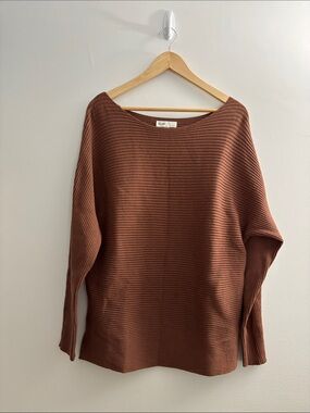 Raglan Ribbed Scoop-Neck Sweater in Brown